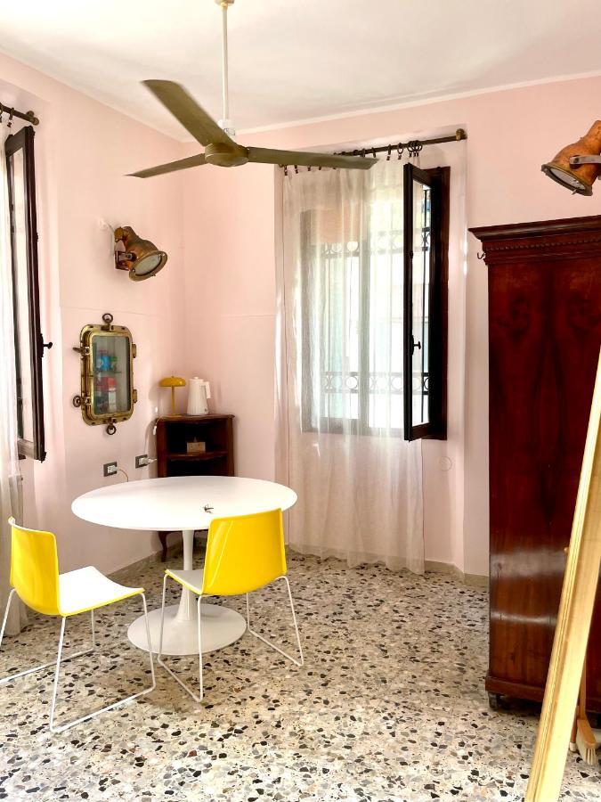 Venetian Pink Apartment In Dorsoduro Veneza Exterior foto